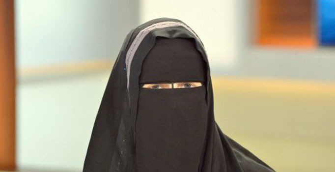 İtalya'da peçeyle belediye binasına giren Müslüman kadına 4 ay hapis cezası