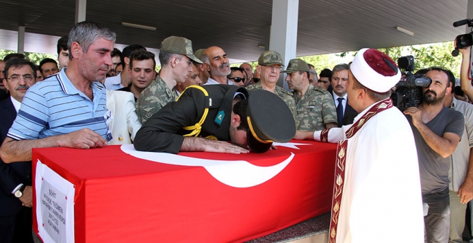 Şehit ağabeye üniformalı veda