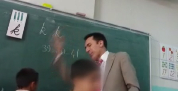 Okulda skandal! Öğrencilerine döve döve ders anlattı