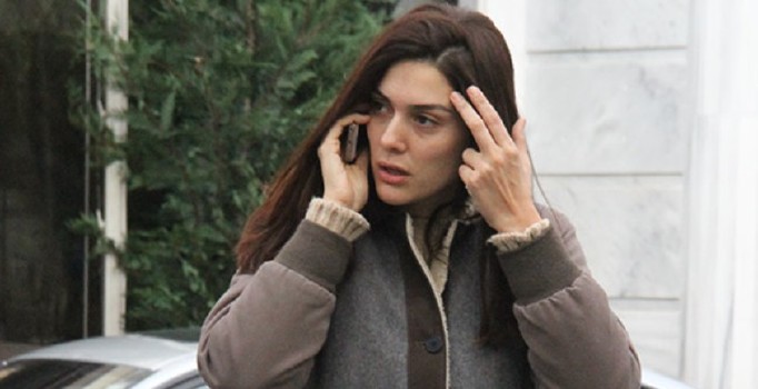 Begüzar Korel alyansını çıkardı