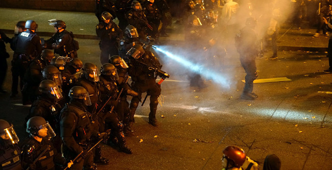 ABD'de Trump karşıtı gösterilerde kan aktı: 1 kişi vuruldu | Son dakika haberleri