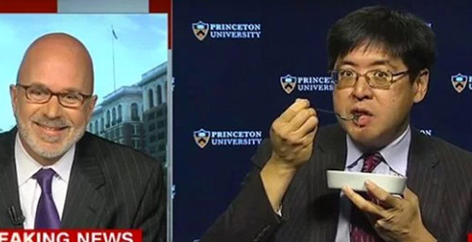 ABD başkanı Trump olursa böcek yerim diyen profesör sözünü tuttu!