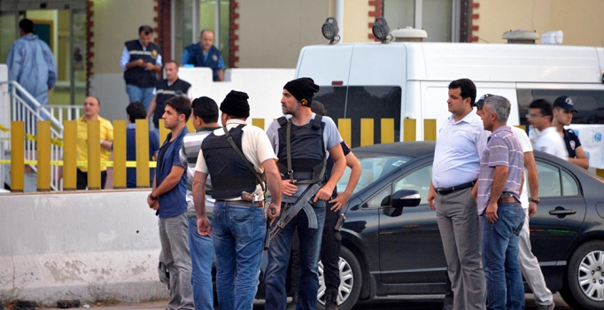 PKK'dan Adana'da silahlı
saldırı: 2 polis şehit oldu