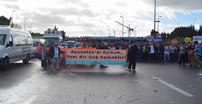 Ayasofya Gençlik Hareketi, Kur’an okuyarak Ayasofya’ya yürüdü