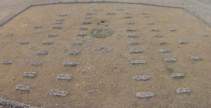 Define avcıları Erzurum'da şehitliği talan etti