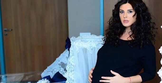 Ebru Destan 10 haftalık bebeğini kaybettiğini canlı yayında açıkladı