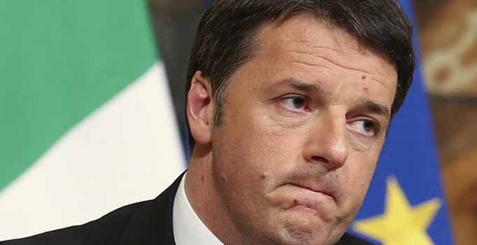 İtalya Başbakanı Renzi Başbakanlık Sarayı'ndan bayrağı kaldırttı!