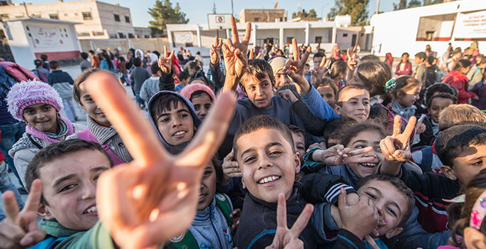 Fenerbahçeli futbolcu eşlerinden Cerabluslu çocuklara yardım