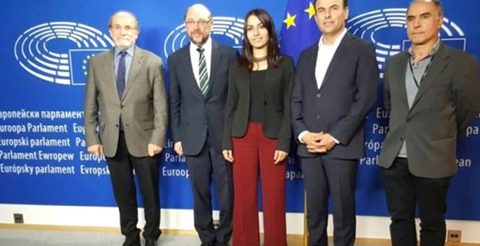 AP Başkanı Schulz gözaltı kararı bulunan HDP'lilerle görüştü