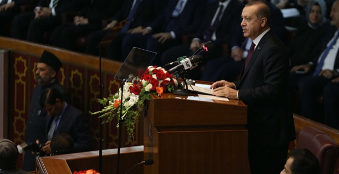 Erdoğan konuşurken masalara vurdular!