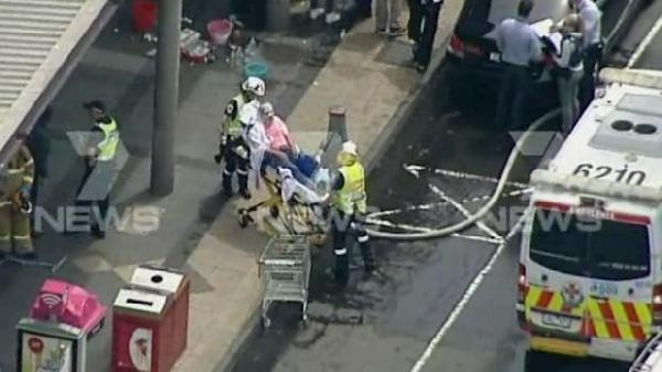 Kendini ateşe verip bankaya daldı