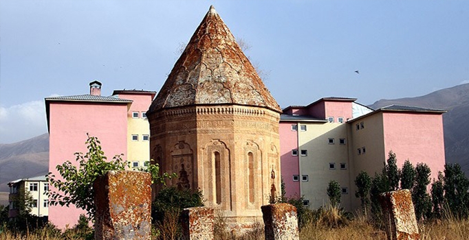 700 yıllık kümbet eski silüetine dönecek