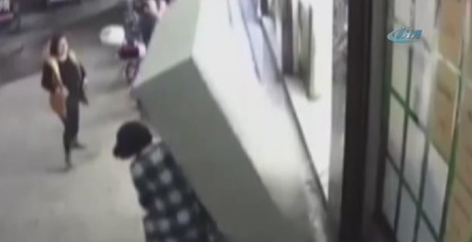 Küçük çocuk dolabın altında feci şekilde can verdi