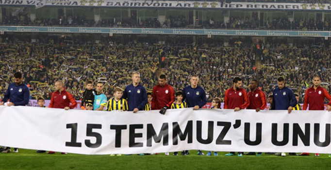 Maç öncesi Volkan Demirel ile Sabri Sarıoğlu tokalaşmadı