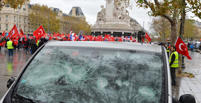 PKK'lılar Fransa'da teröre lanet için yürüyen Türklere saldırdı | Son dakika haberleri