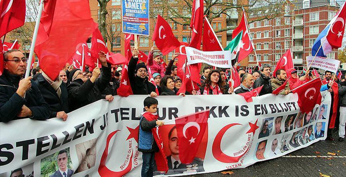 Hollanda'da 'Teröre Lanet Demokrasiye Davet' gösterisi düzenledi