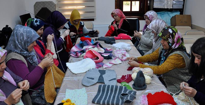 Görerek değil hissederek örüyorlar