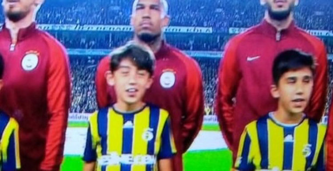Fenerbahçe-Galatasaray maçının seremonisine çıkan çocuk "6" işareti yaptı