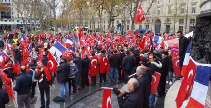 Paris'te yaşayan Türkler terörü lanetlemek için meydanlara akın etti
