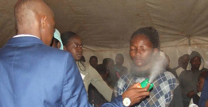 Lethebo Rabalago adlı papazın müridlerine böcek ilacı sıkması tepki çekti