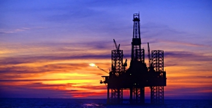 Dünyada petrol fiyatları düşmeye devam ediyor