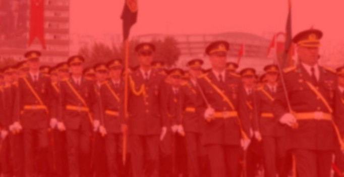 Subayların apoletleri Gülen'in takkesinin içine konularak okutuldu