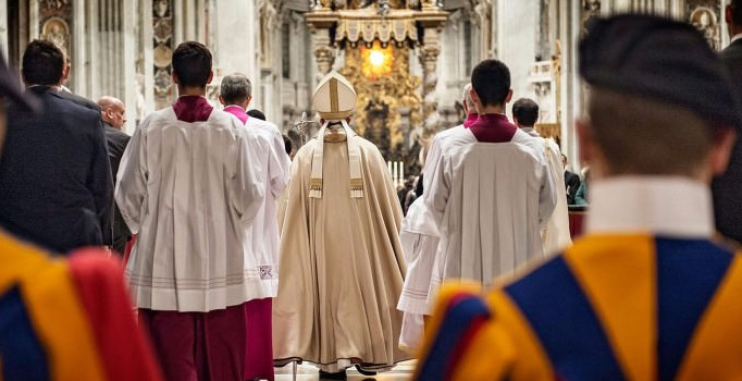 Vatikan'dan radikal karar! Papa Francesco'dan kürtaja süresiz af yetkisi