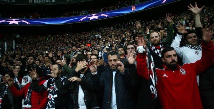 Beşiktaş - Benfica maçında işaret diliyle Irkçılığa hayır" ve "Kara Kartal" tezahüratı yapıldı