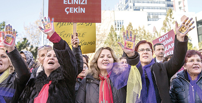 Kamuoyundan büyük tepki çeken cinsel istismar düzenlemesinin yol açtığı kriz sonunda aşıldı