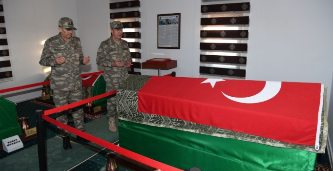 Genelkurmay Başkanı Hulusi Akar, Süleyman Şah Türbesi'ni ziyaret etti