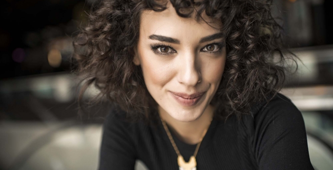 Seda Bakan 
kırmızılar içinde büyüledi