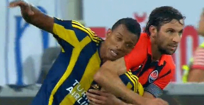 Fenerbahçelileri çıldırtan 
dirsek pozisyonu