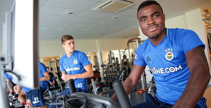 Fenerbehçe'den Emenike açıklaması: Annesi rahatsızlandı ülkesine gitti