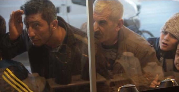 Yaşlı adamın ölüm anını izlemek için sıraya girdiler