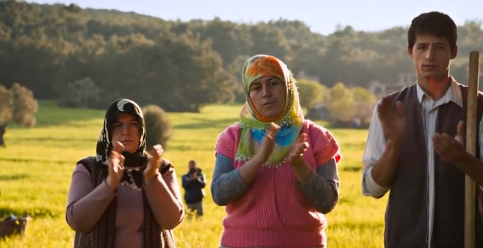 CHP reklamında başörtülü kadının yeri tarla