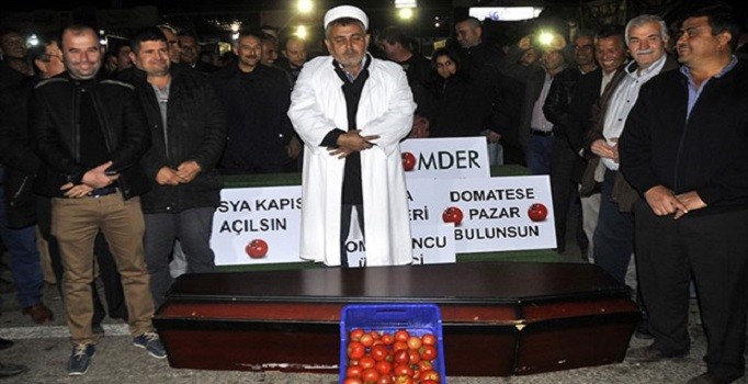 Domates için cenaze namazı kıldılar