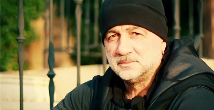 Hürriyet bir köşe yazarının 
daha işine son verdi