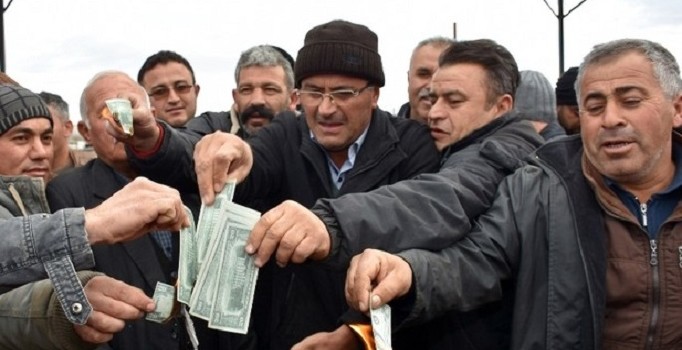 Besicilerden 'dolar yakma' protestosu