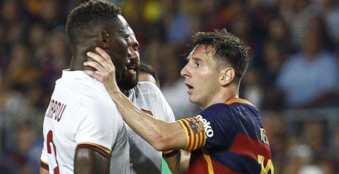 Messi rakibine önce kafa attı, sonra boğazını sıktı