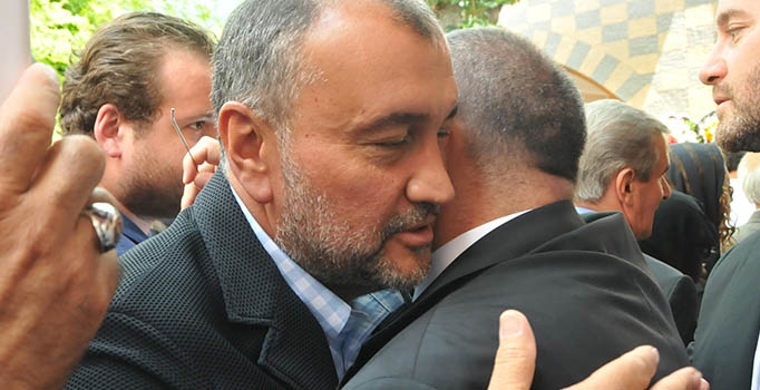 eti annenin cenazesinde ulker eti nin acisini paylasti eti annenin cenazesinde ulker eti nin acisini paylasti