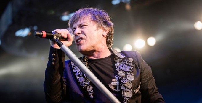Iron Maiden'ın vokalisti Bruce Dickinson artık bir pilot