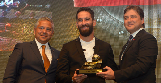 Arda Turan Hamza Hamzaoğlu'nu duygulandırdı