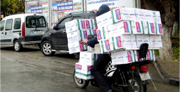 40 koli makarnayı motosikletle taşıdı