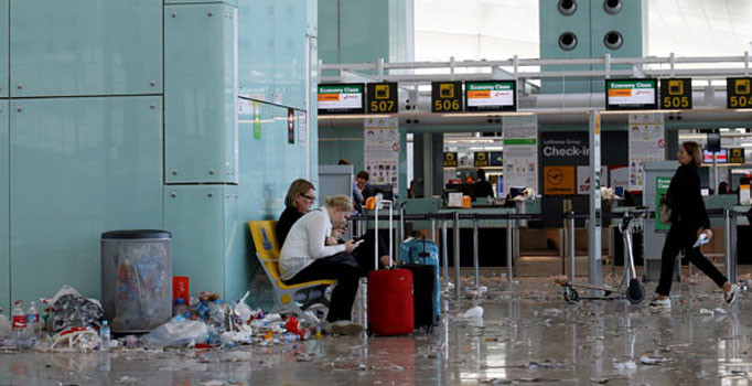 Barcelona'da havaalanı çöplüğe döndü