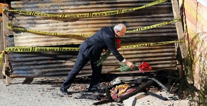 Kılıçdaroğlu yanan yurt binasına karanfil bıraktı: Akıllı insan faciadan önce önlem alır
