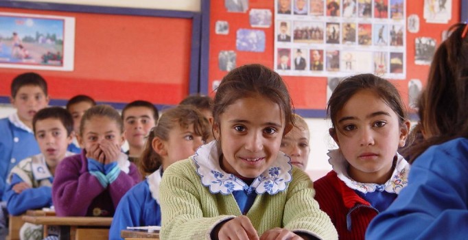 Erzurum'un Çat ilçesine atanan öğretmen 50 çocuğu spor ve müzikle okula kazandırdı