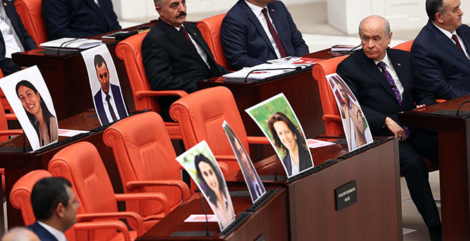Bahçeli bütçe görüşmelerinde yan sıradaki HDP'li fotoğraflarına bakarken fotoğraflandı