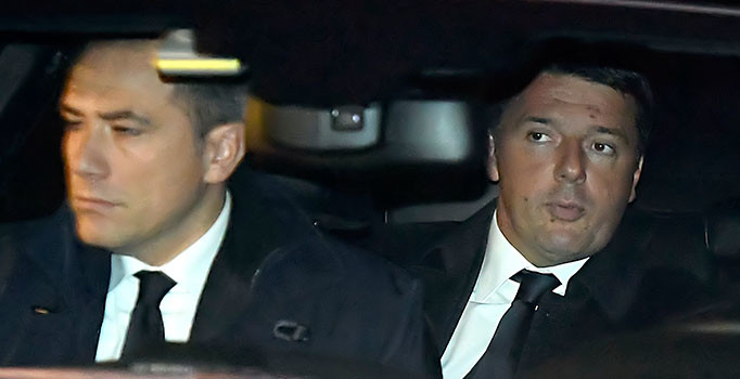 İtalya Cumhurbaşkanı önerdi: Başbakan Renzi istifasını erteledi