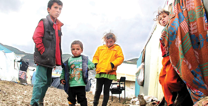 Savaştan kaçan çocuklar sınırda soğuğa direniyor