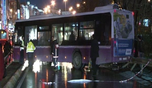 Kadıköy'de İETT otobüsü trafik tabelasına çarptı: 4 kişi yaralandı | Son dakika haberleri